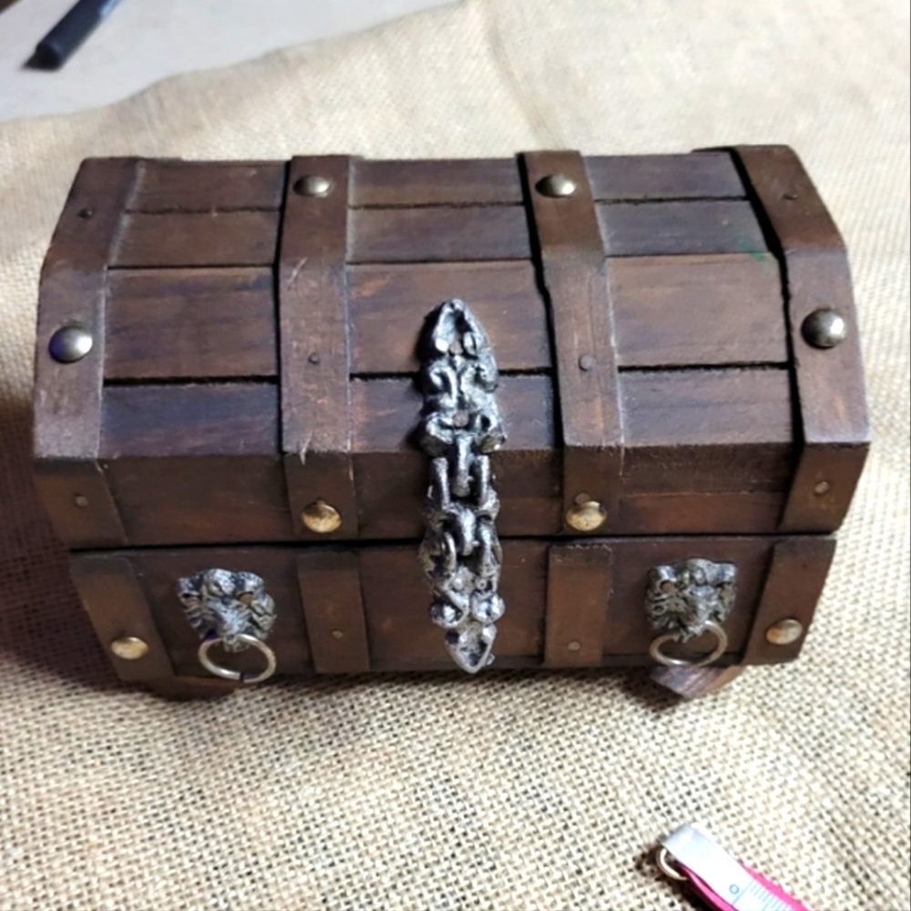 Vintage 1970s treasure chest with pewter lions head accents-brown